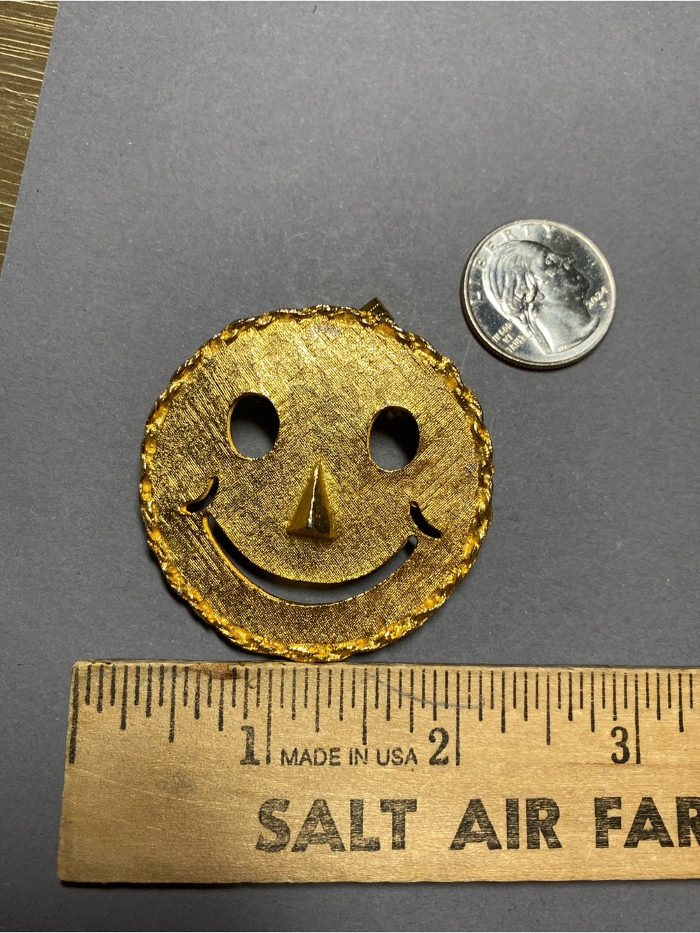 Vintage rhinestone gold tone smile face pin pendant - Picture 2 of 4